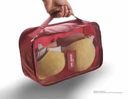 Kit necessaire com 6 peças confeccionadas em nylon. O cojunto de necessaires possui tamanhos diferenciados, sendo 3 unidades com: alça para transporte, zíperes com pegadores emborrachados, parte frontal com malha de nylon e plaquinha emborrachada para personalização; possui também 3 unidades de necessaires em nylon inteiramente lisas e impermeáveis