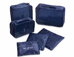 Kit necessaire com 6 peças confeccionadas em nylon. O cojunto de necessaires possui tamanhos diferenciados, sendo 3 unidades com: alça para transporte, zíperes com pegadores emborrachados, parte frontal com malha de nylon e plaquinha emborrachada para personalização; possui também 3 unidades de necessaires em nylon inteiramente lisas e impermeáveis