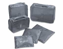 Kit necessaire com 6 peças confeccionadas em nylon. O cojunto de necessaires possui tamanhos diferenciados, sendo 3 unidades com: alça para transporte, zíperes com pegadores emborrachados, parte frontal com malha de nylon e plaquinha emborrachada para personalização; possui também 3 unidades de necessaires em nylon inteiramente lisas e impermeáveis