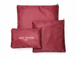 Kit necessaire com 6 peças confeccionadas em nylon. O cojunto de necessaires possui tamanhos diferenciados, sendo 3 unidades com: alça para transporte, zíperes com pegadores emborrachados, parte frontal com malha de nylon e plaquinha emborrachada para personalização; possui também 3 unidades de necessaires em nylon inteiramente lisas e impermeáveis
