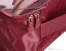 Kit necessaire com 6 peças confeccionadas em nylon. O cojunto de necessaires possui tamanhos diferenciados, sendo 3 unidades com: alça para transporte, zíperes com pegadores emborrachados, parte frontal com malha de nylon e plaquinha emborrachada para personalização; possui também 3 unidades de necessaires em nylon inteiramente lisas e impermeáveis