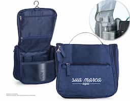 Nécessaire organizadora confeccionada em nylon Oxford, material resistente e indicado para uso frequente. Possui bolso frontal e alça superior que facilitam o transporte. Internamente, conta com gancho plástico para utilização pendurada, bolso superior em nylon com zíper, bolso telado também com zíper e compartimento inferior em tela com quatro divisões abertas, garantindo organização eficiente dos itens. Estrutura pensada para viagens ou rotina diária, permitindo acesso prático e melhor visualização do conteúdo. Um brinde corporativo funcional, completo e alinhado a quem valoriza organização e praticidade real.