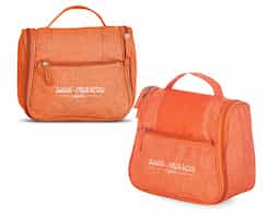 Nécessaire organizadora confeccionada em nylon Oxford, material resistente e indicado para uso frequente. Possui bolso frontal e alça superior que facilitam o transporte. Internamente, conta com gancho plástico para utilização pendurada, bolso superior em nylon com zíper, bolso telado também com zíper e compartimento inferior em tela com quatro divisões abertas, garantindo organização eficiente dos itens. Estrutura pensada para viagens ou rotina diária, permitindo acesso prático e melhor visualização do conteúdo. Um brinde corporativo funcional, completo e alinhado a quem valoriza organização e praticidade real.