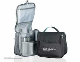 Nécessaire organizadora confeccionada em nylon Oxford, material resistente e indicado para uso frequente. Possui bolso frontal e alça superior que facilitam o transporte. Internamente, conta com gancho plástico para utilização pendurada, bolso superior em nylon com zíper, bolso telado também com zíper e compartimento inferior em tela com quatro divisões abertas, garantindo organização eficiente dos itens. Estrutura pensada para viagens ou rotina diária, permitindo acesso prático e melhor visualização do conteúdo. Um brinde corporativo funcional, completo e alinhado a quem valoriza organização e praticidade real.