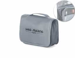 Nécessaire organizadora "travel". Tecido Sarja, abertura frontal por velcro e alça superior, parte interna com gancho plástico; bolso interno superior de pvc e bolso de tela superior, ambos de zíper; dois bolsos inferiores de zíper, sendo o primeiro com detalhe superior em tela e 3 divisões internas com 3 elásticos para fixação, segundo bolso na parte frontal interna; parte traseira possui um bolso externo. Perfeita para lhe acompanhar em viagens e até mesmo transportar seus itens pessoais do dia a dia com organização e praticidade.