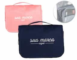Nécessaire organizadora "travel". Tecido Sarja, abertura frontal por velcro e alça superior, parte interna com gancho plástico; bolso interno superior de pvc e bolso de tela superior, ambos de zíper; dois bolsos inferiores de zíper, sendo o primeiro com detalhe superior em tela e 3 divisões internas com 3 elásticos para fixação, segundo bolso na parte frontal interna; parte traseira possui um bolso externo. Perfeita para lhe acompanhar em viagens e até mesmo transportar seus itens pessoais do dia a dia com organização e praticidade.