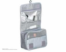 Nécessaire organizadora "travel". Tecido Sarja, abertura frontal por velcro e alça superior, parte interna com gancho plástico; bolso interno superior de pvc e bolso de tela superior, ambos de zíper; dois bolsos inferiores de zíper, sendo o primeiro com detalhe superior em tela e 3 divisões internas com 3 elásticos para fixação, segundo bolso na parte frontal interna; parte traseira possui um bolso externo. Perfeita para lhe acompanhar em viagens e até mesmo transportar seus itens pessoais do dia a dia com organização e praticidade.