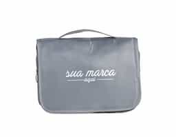 Nécessaire organizadora "travel". Tecido Sarja, abertura frontal por velcro e alça superior, parte interna com gancho plástico; bolso interno superior de pvc e bolso de tela superior, ambos de zíper; dois bolsos inferiores de zíper, sendo o primeiro com detalhe superior em tela e 3 divisões internas com 3 elásticos para fixação, segundo bolso na parte frontal interna; parte traseira possui um bolso externo. Perfeita para lhe acompanhar em viagens e até mesmo transportar seus itens pessoais do dia a dia com organização e praticidade.