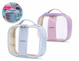 Nécessaire impermeável confeccionada em PVC, com bordas em PU que reforçam a estrutura e agregam acabamento mais sofisticado ao produto. Possui fechamento em zíper, garantindo segurança no armazenamento de itens pessoais, cosméticos ou acessórios. Os puxadores em formato de coração adicionam um detalhe diferenciado ao design, tornando a peça mais atrativa. Conta ainda com alça superior de mão, que facilita o transporte e o manuseio no dia a dia. Um brinde corporativo funcional e visualmente marcante, que alia organização, resistência e personalidade.