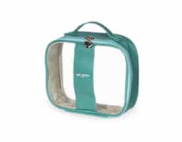Nécessaire impermeável confeccionada em PVC, com bordas em PU que reforçam a estrutura e agregam acabamento mais sofisticado ao produto. Possui fechamento em zíper, garantindo segurança no armazenamento de itens pessoais, cosméticos ou acessórios. Os puxadores em formato de coração adicionam um detalhe diferenciado ao design, tornando a peça mais atrativa. Conta ainda com alça superior de mão, que facilita o transporte e o manuseio no dia a dia. Um brinde corporativo funcional e visualmente marcante, que alia organização, resistência e personalidade.