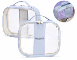 Nécessaire impermeável confeccionada em PVC, com bordas em PU que reforçam a estrutura e agregam melhor acabamento ao design. Possui fechamento em zíper que garante segurança no armazenamento de itens pessoais, além de puxadores em formato de coração, detalhe que confere identidade e leveza ao produto. Conta com alça superior de mão, facilitando o transporte e o manuseio no dia a dia. Funcional e visualmente atrativa, é um brinde corporativo versátil, que une organização, resistência e presença de marca com um toque diferenciado.