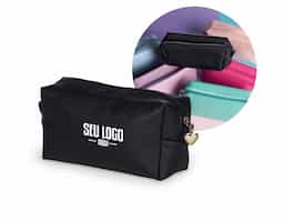 Nécessaire confeccionada em poliuretano (PU) resistente à água, ideal para proteger itens pessoais contra respingos e umidade. Leve e prática, é perfeita para organizar cosméticos, acessórios e objetos de uso diário com segurança. Versátil e funcional, adapta-se a diferentes ocasiões, como viagens, academia ou rotina profissional, sendo uma excelente opção de brinde corporativo útil e de ampla aceitação.