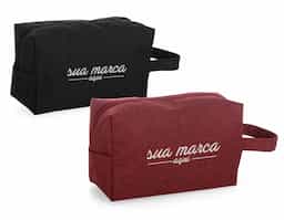 Nécessaire multiuso confeccionada em nylon resistente à água, ideal para proteger e organizar itens pessoais no dia a dia. Possui fechamento em zíper que garante segurança no armazenamento de cosméticos, acessórios ou objetos de uso frequente. A alça lateral de mão facilita o transporte e o manuseio em viagens, trabalho ou academia, oferecendo praticidade em diferentes contextos. Versátil e funcional, é um brinde corporativo de ampla aceitação, associado à durabilidade, organização e presença constante da marca na rotina do usuário.