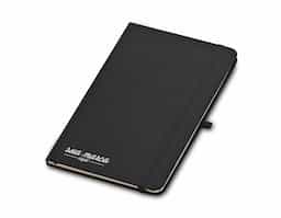 Caderneta tipo moleskine em couro sintético com elástico suporte para caneta, fita elástica para fechar e fita "marca página" em nylon. Possui aproximadamente 80 folhas amarelas com pauta.