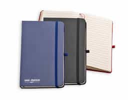 Caderneta tipo moleskine em couro sintético com elástico suporte para caneta, fita elástica para fechar e fita "marca página" em nylon. Possui aproximadamente 80 folhas amarelas com pauta.