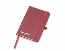 Caderneta tipo moleskine em percalux, marcador de página em cetim, fita elástica e suporte elástico para caneta (não acompanha). Contém aproximadamente 80 folhas brancas sem pauta.