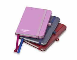 Caderneta tipo moleskine em percalux, marcador de página em cetim, fita elástica e suporte elástico para caneta (não acompanha). Contém aproximadamente 80 folhas brancas sem pauta.