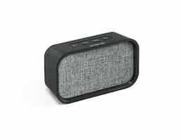 caixa de som com microfone em ABS, tecido em poliéster e acabamento emborrachado. Transmissão por bluetooth, ligação stereo 3,5 mm e leitor de cartões TF. Potência de 3W/4O. Função para atender chamadas, controle de volume, conexão à playlist do dispositivo móvel e rádio FM. Incluso cabo USB para carregar