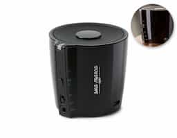 caixa de som com microfone de design moderno e discreto em ABS. A caixa é um objeto que se torna um parceiro para todos os momentos devido às suas características técnicas e funcionais como botão para atender chamadas e conexão à playlist do dispositivo móvel. A BLARE tem transmissão por bluetooth 5.0, alcance até 10 m e frequência de 90Hz-20kHz. A sua capacidade é de 500 mAh, 3W/4O e tem autonomia até 6 h.