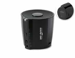 caixa de som com microfone de design moderno e discreto em ABS. A caixa é um objeto que se torna um parceiro para todos os momentos devido às suas características técnicas e funcionais como botão para atender chamadas e conexão à playlist do dispositivo móvel. A BLARE tem transmissão por bluetooth 5.0, alcance até 10 m e frequência de 90Hz-20kHz. A sua capacidade é de 500 mAh, 3W/4O e tem autonomia até 6 h.