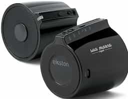 caixa de som com microfone de design moderno e discreto em ABS. A caixa é um objeto que se torna um parceiro para todos os momentos devido às suas características técnicas e funcionais como botão para atender chamadas e conexão à playlist do dispositivo móvel. A BLARE tem transmissão por bluetooth 5.0, alcance até 10 m e frequência de 90Hz-20kHz. A sua capacidade é de 500 mAh, 3W/4O e tem autonomia até 6 h.