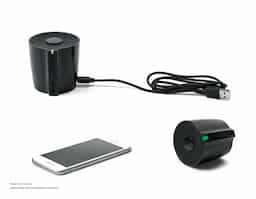 caixa de som com microfone de design moderno e discreto em ABS. A caixa é um objeto que se torna um parceiro para todos os momentos devido às suas características técnicas e funcionais como botão para atender chamadas e conexão à playlist do dispositivo móvel. A BLARE tem transmissão por bluetooth 5.0, alcance até 10 m e frequência de 90Hz-20kHz. A sua capacidade é de 500 mAh, 3W/4O e tem autonomia até 6 h.