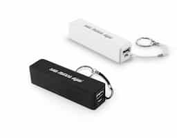 Bateria portátil fabricada em ABS, com célula de lítio de 1.600 mAh e vida útil de aproximadamente 500 ciclos. Conta com uma porta de saída USB-A para carregamento de dispositivos eletrônicos. Acompanha cabo USB para recarga da própria bateria, garantindo praticidade.