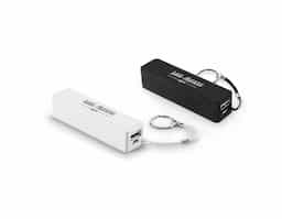 Bateria portátil fabricada em ABS, equipada com célula de lítio com capacidade de 1.200 mAh e vida útil estimada em 500 ciclos. Possui uma porta de saída USB-A para carregamento de dispositivos e acompanha cabo USB para recarga da própria bateria.