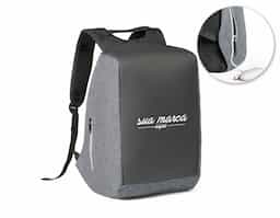 Mochila para notebook em 900D de alta densidade e tarpaulin. Sistema antirroubo: compartimento principal com zíper oculto e parte posterior com 2 bolsos ocultos com zíper, para maior segurança. Compartimento principal forrado e almofadado, com 2 divisórias almofadadas para notebook até 15.6'' e tablet 10.5''.