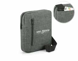 Pasta à tiracolo em 600D de alta densidade. Compartimento principal forrado, divisória almofadada para tablet 9.7'' e com diversos bolsos interiores. A pasta tem ainda bolso frontal e bolso posterior, alça de ombro ajustável e parte posterior almofadada