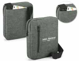 Pasta à tiracolo em 600D de alta densidade. Compartimento principal forrado, divisória almofadada para tablet 9.7'' e com diversos bolsos interiores. A pasta tem ainda bolso frontal e bolso posterior, alça de ombro ajustável e parte posterior almofadada