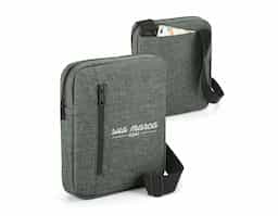Pasta à tiracolo em 600D de alta densidade. Compartimento principal forrado, divisória almofadada para tablet 9.7'' e com diversos bolsos interiores. A pasta tem ainda bolso frontal e bolso posterior, alça de ombro ajustável e parte posterior almofadada