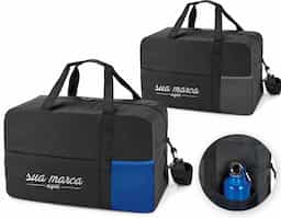 Bolsa esportiva em 600D. Fundo com placa semi-rígida, bolso frontal com zíper e bolso em tela. Alça de ombro ajustável, com reforço