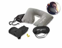 Kit de viagem composto por almofada de pescoço, máscara para dormir, tampões para ouvidos (não é um equipamento de proteção individual) e 1 par de meias