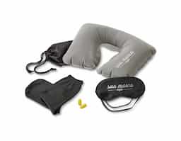 Kit de viagem composto por almofada de pescoço, máscara para dormir, tampões para ouvidos (não é um equipamento de proteção individual) e 1 par de meias