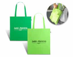 Sacola em rPET 190T. Produzida a partir de plástico reciclado contribuindo para a redução dos resíduos no meio ambiente. Alças de 60 cm. 380 x 420 mm