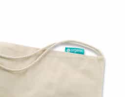 Sacola tipo mochila 100% algodão orgânico (120 g/m²) proveniente de um cultivo sustentável, sem químicos ou pesticidas. 370 x 410 mm