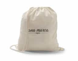 Sacola tipo mochila 100% algodão (100 g/m²), resistente e confortável, com alças para transporte prático. Material natural e sustentável, ideal como brinde corporativo ecológico, unindo funcionalidade, estilo e ampla área para personalização da marca.