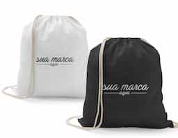 Sacola tipo mochila 100% algodão (100 g/m²), leve, resistente e confortável, com alças para transporte prático. Material natural e sustentável, ideal como brinde corporativo ecológico, combinando funcionalidade, estilo e ampla área para personalização da marca.