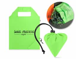 Sacola dobrável em rPET 190T. Produzida a partir de plástico reciclado contribuindo para a redução dos resíduos no meio ambiente. Alças de 40 cm. 370 x 420 mm
