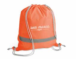Sacola tipo mochila em poliéster 210D, resistente e leve, com elementos refletores que aumentam a visibilidade e segurança em ambientes externos. Possui alças práticas para transporte confortável. Ideal como brinde corporativo funcional e moderno, combina estilo, utilidade e ampla área para personalização.