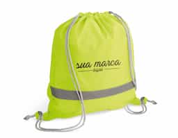 Sacola tipo mochila em poliéster 210D, resistente e leve, com elementos refletores que aumentam a visibilidade e segurança em ambientes externos. Possui alças práticas para transporte confortável. Ideal como brinde corporativo funcional e moderno, combina estilo, utilidade e ampla área para personalização.