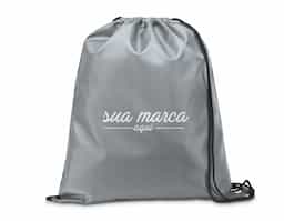 Sacola tipo mochila em poliéster 210D, material leve e resistente, com alças pretas que garantem conforto e praticidade no transporte. Disponível em diversas cores vibrantes, é perfeita como brinde corporativo, unindo utilidade, durabilidade e excelente área para personalização da marca.