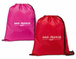 Sacola tipo mochila em poliéster 210D, material leve e resistente, com alças pretas que garantem conforto e praticidade no transporte. Disponível em diversas cores vibrantes, é perfeita como brinde corporativo, unindo utilidade, durabilidade e excelente área para personalização da marca.