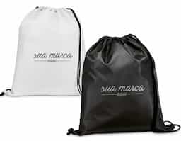 Sacola tipo mochila em poliéster 210D, material leve e resistente, com alças pretas que garantem conforto e praticidade no transporte. Disponível em diversas cores vibrantes, é perfeita como brinde corporativo, unindo utilidade, durabilidade e excelente área para personalização da marca.
