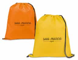Sacola tipo mochila em poliéster 210D, material leve e resistente, com alças pretas que garantem conforto e praticidade no transporte. Disponível em diversas cores vibrantes, é perfeita como brinde corporativo, unindo utilidade, durabilidade e excelente área para personalização da marca.