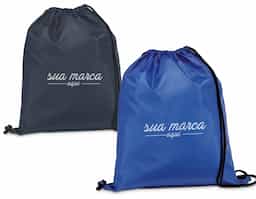 Sacola tipo mochila em poliéster 210D, material leve e resistente, com alças pretas que garantem conforto e praticidade no transporte. Disponível em diversas cores vibrantes, é perfeita como brinde corporativo, unindo utilidade, durabilidade e excelente área para personalização da marca.