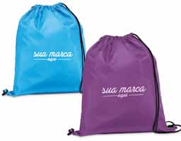 Sacola tipo mochila em poliéster 210D, material leve e resistente, com alças pretas que garantem conforto e praticidade no transporte. Disponível em diversas cores vibrantes, é perfeita como brinde corporativo, unindo utilidade, durabilidade e excelente área para personalização da marca.
