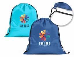 Saco tipo mochila em poliéster reciclado 190T, leve e resistente, com alças para transporte confortável. Produzido a partir de plástico reciclado, contribui para a redução de resíduos e reforça o compromisso ambiental da sua marca. Perfeito como brinde corporativo sustentável, unindo funcionalidade e consciência ecológica.