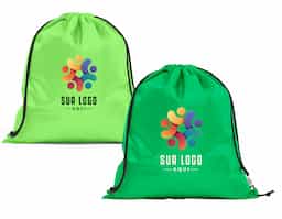 Saco tipo mochila em poliéster reciclado 190T, leve e resistente, com alças para transporte confortável. Produzido a partir de plástico reciclado, contribui para a redução de resíduos e reforça o compromisso ambiental da sua marca. Perfeito como brinde corporativo sustentável, unindo funcionalidade e consciência ecológica.